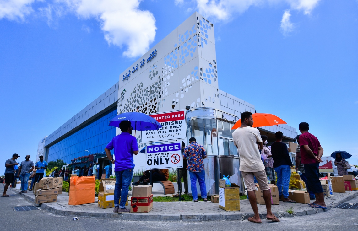 މާލެ- އޭޕްރީލް 5، 2020- މޯލްޑިވިއަން އިން ލަންކާ އަށް މިޔަދު ބާއްވާ ކާގޯ ދަތުރުގައި ސްރީ ލަންކާގައި ތިބި ދިވެހި އާއިލާތަކަށް ތަކެތި ފޮނުވަން ދިގު ކިޔޫއެއް ހަދާފަ --- ޕޮޓޯ: އަހުމަދު އަވްޝަން/މިހާރު