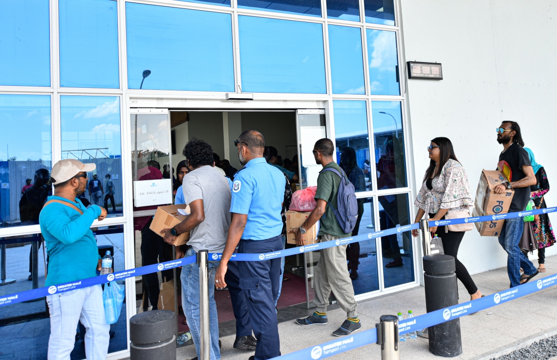 މާލެ- އޭޕްރީލް 5، 2020- މޯލްޑިވިއަން އިން ލަންކާ އަށް މިޔަދު ބާއްވާ ކާގޯ ދަތުރުގައި ސްރީ ލަންކާގައި ތިބި ދިވެހި އާއިލާތަކަށް ތަކެތި ފޮނުވަން ދިގު ކިޔޫއެއް ހަދާފަ --- ޕޮޓޯ: އަހުމަދު އަވްޝަން/މިހާރު