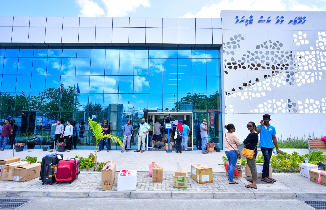 މާލެ- އޭޕްރީލް 4، 2020- ރާއްޖޭގެ ގައުމީ އެއާލައިން މޯލްޑިވިއަން އިން ސްރީ ލަންކާ އަށް ބާއްވާ ކާގޯ ދަތުރުގައި، އެ ގައުމުގައި ތިބި ދިވެހި އާއިލާތަކަށް ފޮނުވާ ތަކެތި ހިފައިގެން ދިޔަ ބަޔަކު ބަސް ޓާމިނަލްގެ ބޭރުގައި މަޑުކޮށްލައިގެން.---ފޮޓޯ: އަހުމަދު އަވްޝަން/މިހާރު