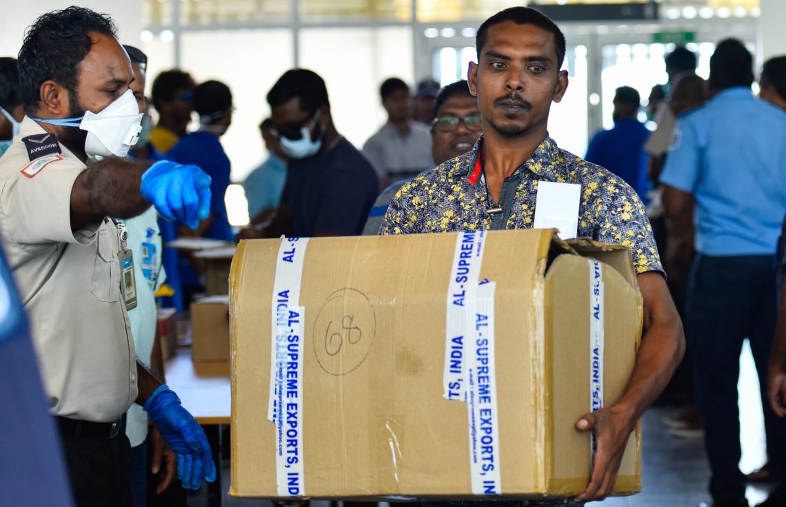 މާލެ- އޭޕްރީލް 4، 2020- ރާއްޖޭގެ ގައުމީ އެއާލައިން މޯލްޑިވިއަން އިން ސްރީ ލަންކާ އަށް ބާއްވާ ކާގޯ ދަތުރުގައި، އެ ގައުމުގައި ތިބި ދިވެހި އާއިލާތަކަށް ފޮނުވާ ތަކެތި މޯލްޑިވިއަންގެ އޮފިޝަލުންނާ ހަވާލު ކުރަނީ.---ފޮޓޯ: އަހުމަދު އަވްޝަން/މިހާރު