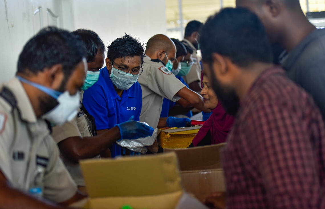 މާލެ- އޭޕްރީލް 4، 2020- ރާއްޖޭގެ ގައުމީ އެއާލައިން މޯލްޑިވިއަން އިން ސްރީ ލަންކާ އަށް ބާއްވާ ކާގޯ ދަތުރުގައި، އެ ގައުމުގައި ތިބި ދިވެހި އާއިލާތަކަށް ފޮނުވާ ތަކެތި ކަސްޓަމްސް އިން ޗެކް ކުރަނީ.---ފޮޓޯ: އަހުމަދު އަވްޝަން/މިހާރު