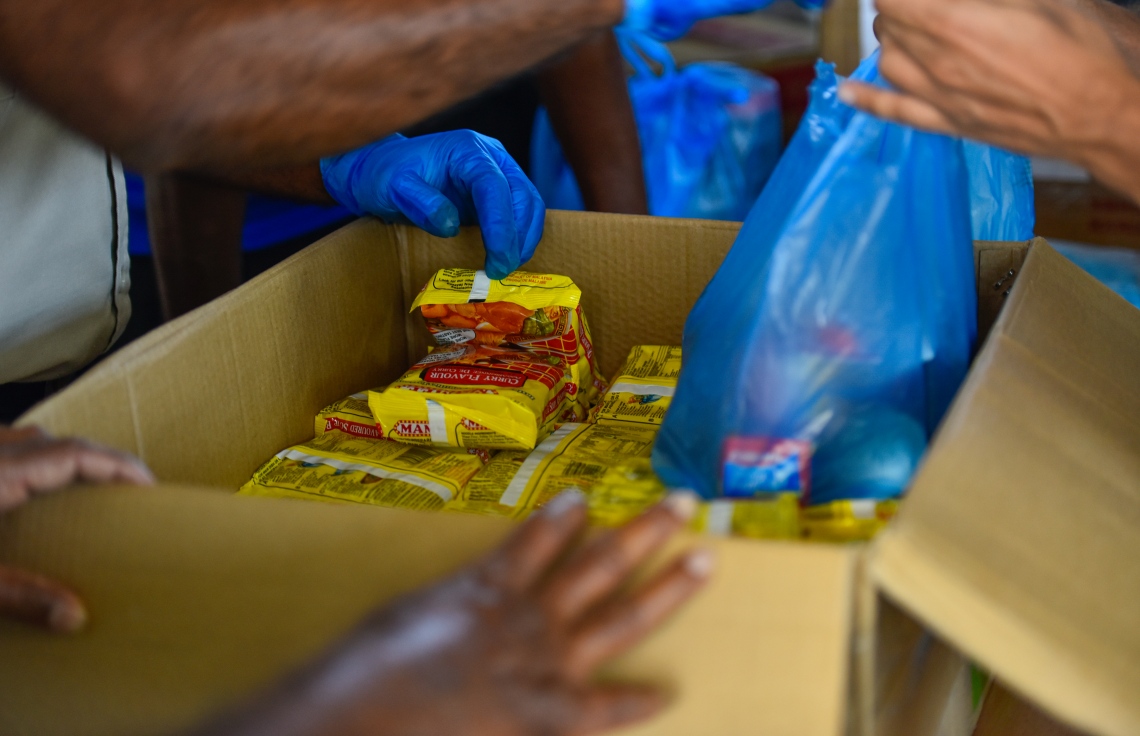 މާލެ- އޭޕްރީލް 4، 2020- ރާއްޖޭގެ ގައުމީ އެއާލައިން މޯލްޑިވިއަން އިން ސްރީ ލަންކާ އަށް ބާއްވާ ކާގޯ ދަތުރުގައި، އެ ގައުމުގައި އުޅޭ ދިވެހި އާއިލާ އަކަށް މީހަކު ފޮނުވާ ނޫޑުލްސް ކޭހެއް، ކަސްޓަމްސް އިން ޗެކް ކުރަނީ.---ފޮޓޯ: އަހުމަދު އަވްޝަން/މިހާރު