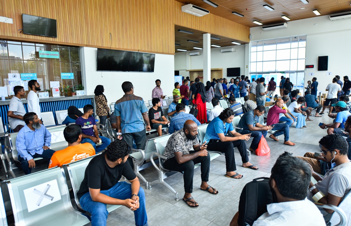 މާލެ- އޭޕްރީލް 4، 2020- ރާއްޖޭގެ ގައުމީ އެއާލައިން މޯލްޑިވިއަން އިން ސްރީ ލަންކާ އަށް ބާއްވާ ކާގޯ ދަތުރުގައި، އެ ގައުމުގައި ތިބި ދިވެހި އާއިލާތަކަށް ތަކެތި ފޮނުވުމަށް ބަސް ޓާމިނަލްގައި ހުންނަ މޯލްޑިވިއަން ކައުންޓަރު ކައިރީގައި ބަޔަކު ކިއޫ ހަދާފައި.---ފޮޓޯ: އަހުމަދު އަވްޝަން/މިހާރު