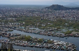 A general view shows the city and its houseboats from the top of the mountain during a government-imposed nationwide lockdown as a preventive measures against the COVID-19 coronavirus, in Srinagar on April 3, 2020. (Photo by Tauseef MUSTAFA / AFP)