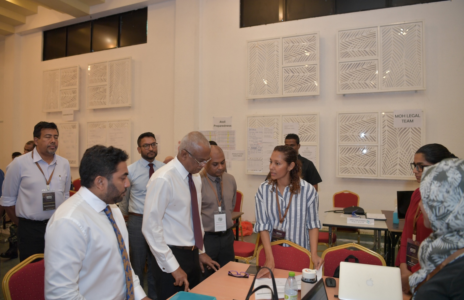 ރައީސް އިބްރާހިމް މުހައްމަދު ސޯލިހު، ނޭޝަނަލް އިމަޖެންސީ އޮޕަރޭޝަން ސެންޓަރަށް މިިދިޔަ މަހު ކުރެއްވި ޒިޔާރަތެއްގައި ހެލްތު މިނިސްޓްރީގެ ޑެޕިއުޓީ ޑިރެކްޓަ ޖެނެރަލް ސާމިޔާއާ ވާހަކަފުޅު ދައްކަވާއިރު، އަރިހުގައި ހެލްތު މިނިސްޓަރު އަމީން.---ފޮޓޯ: ރައީސް އޮފީސް