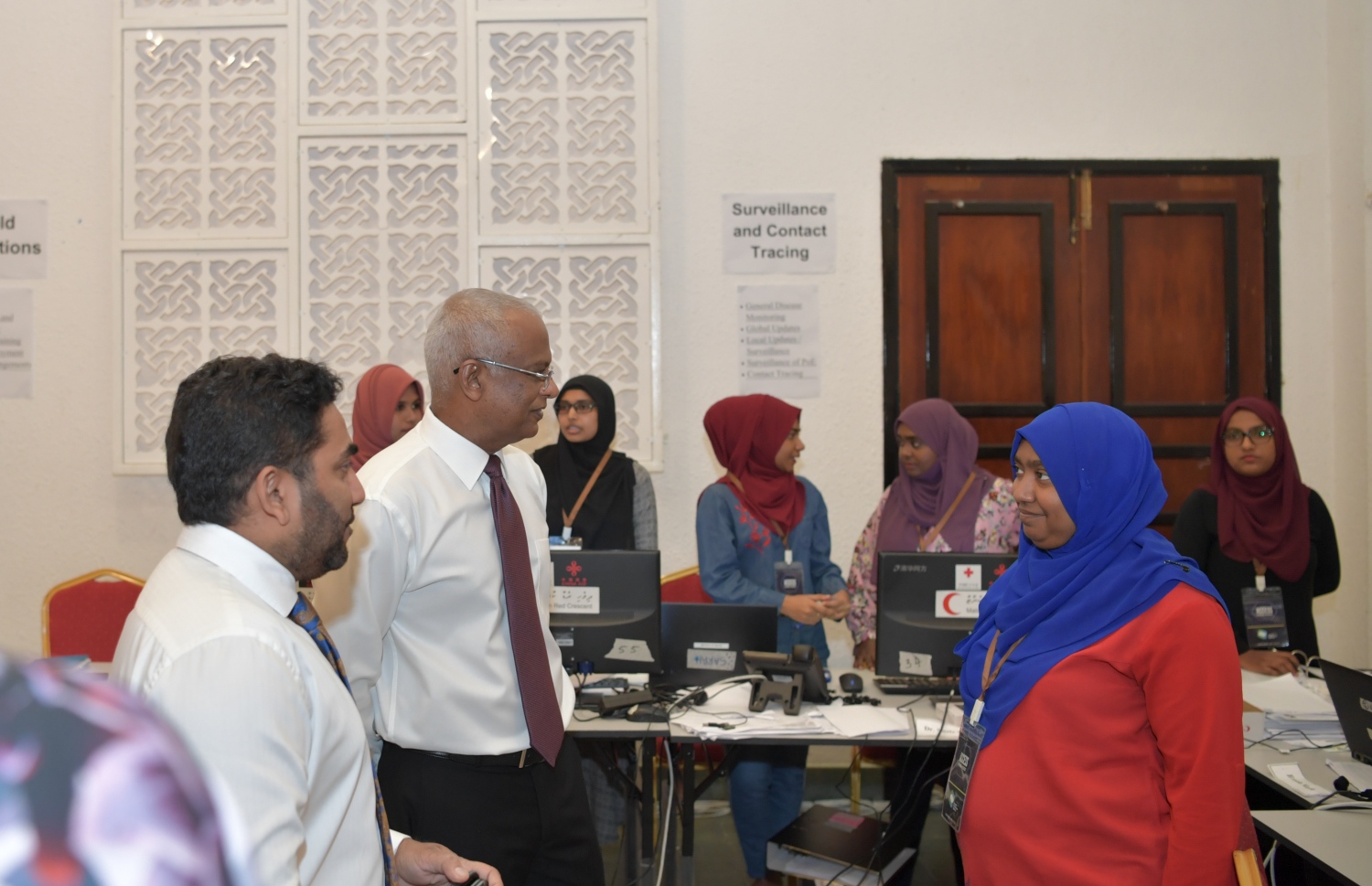 ރައީސް އިބްރާހިމް މުހައްމަދު ސޯލިހު، ނޭޝަނަލް އިމަޖެންސީ އޮޕަރޭޝަން ސެންޓަރަށް މިިދިޔަ މަހު ކުރެއްވި ޒިޔާރަތެއްގައި އެޗްޕީއޭގެ މެޑިކަލް އޮފިސަރު ޑރ. ނަޒްލާއާ ވާހަކަފުޅު ދައްކަވާއިރު، އަރިހުގައި ހެލްތު މިނިސްޓަރު އަމީން.---ފޮޓޯ: ރައީސް އޮފީސް