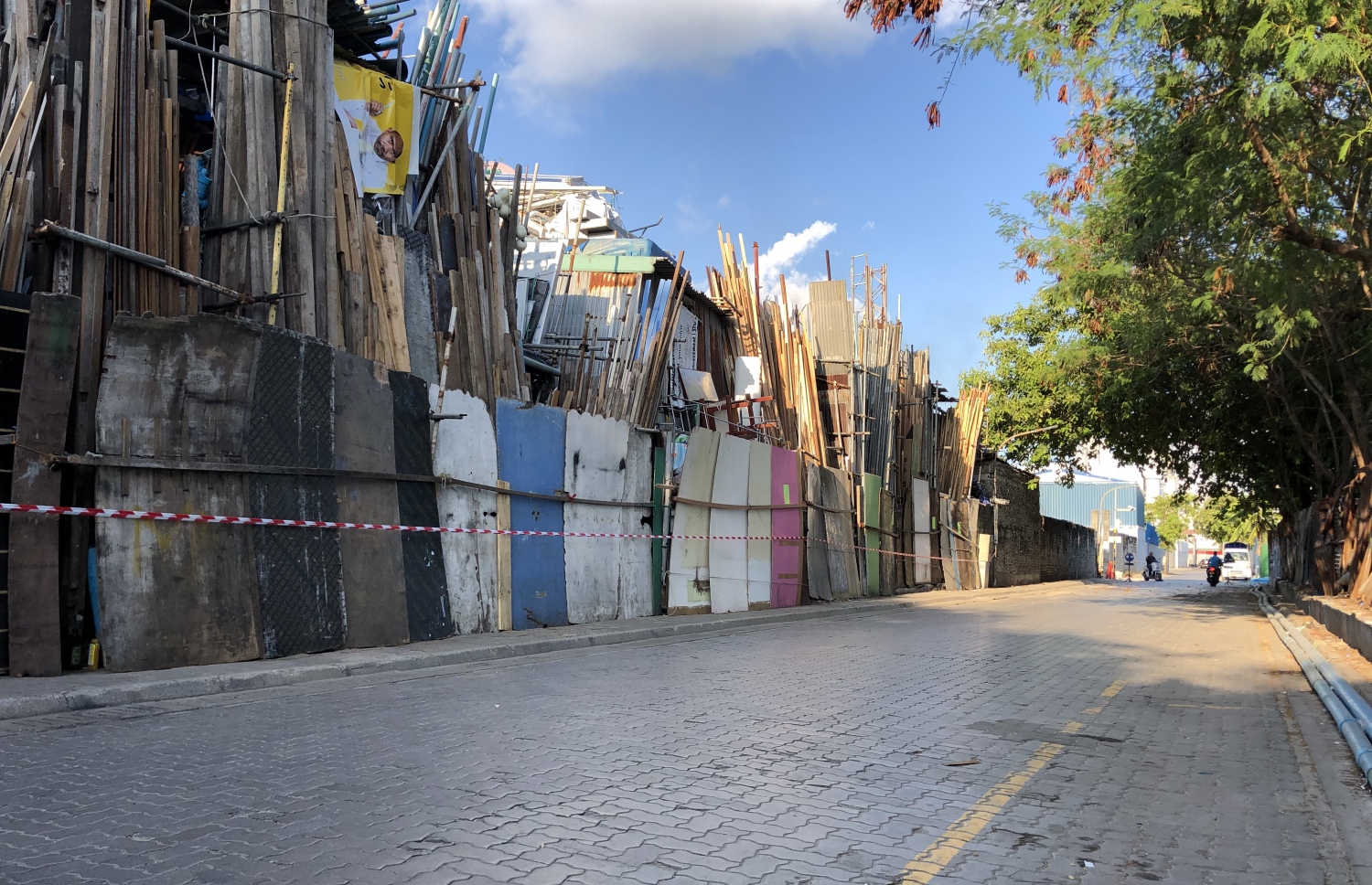 ނީލަން ފިހާރަ ކައިރީ މަގެއް: މި ތަނުގައި އެއްވެސް ރައްކާތެރި ކަމެއް ނެތް.-- މިހާރު ފައިލް ފޮޓޯ