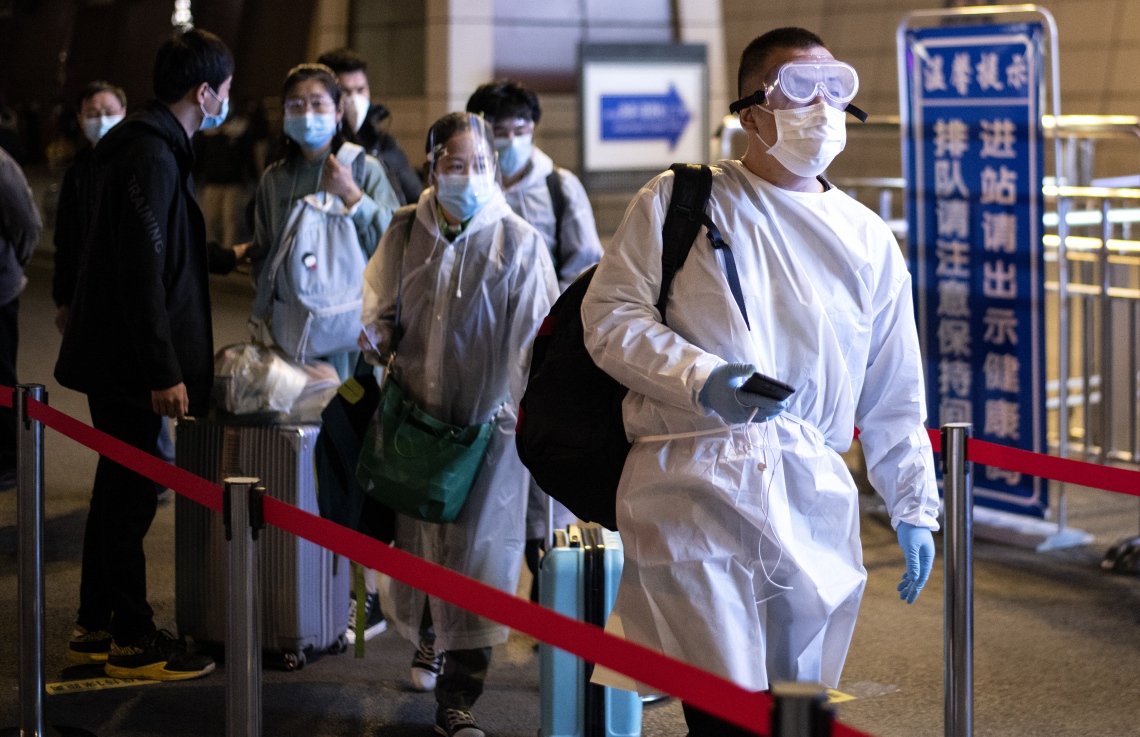 އެޕްރީލް 8، 2020: ވޫހާން - ދެމަހަށް ފަހު ވޫހާން ހުޅުވާލުމުން އެ ސިޓީގެ ވޫޗަން ރޭލް ސްޓޭޝަނަށް ބަޔަކު ދަނީ. --ފޮޓޯ:އޭއެފްޕީ