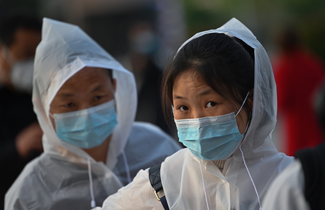 އެޕްރީލް 8، 2020: ވޫހާން - ދެމަހަށް ފަހު ވޫހާން ހުޅުވާލުމުން އެ ސިޓީގެ ހަންކޫ ރޭލް ސްޓޭޝަނުގައި ބަޔަކު މަޑުކޮށްލައިގެން. --ފޮޓޯ:އޭއެފްޕީ