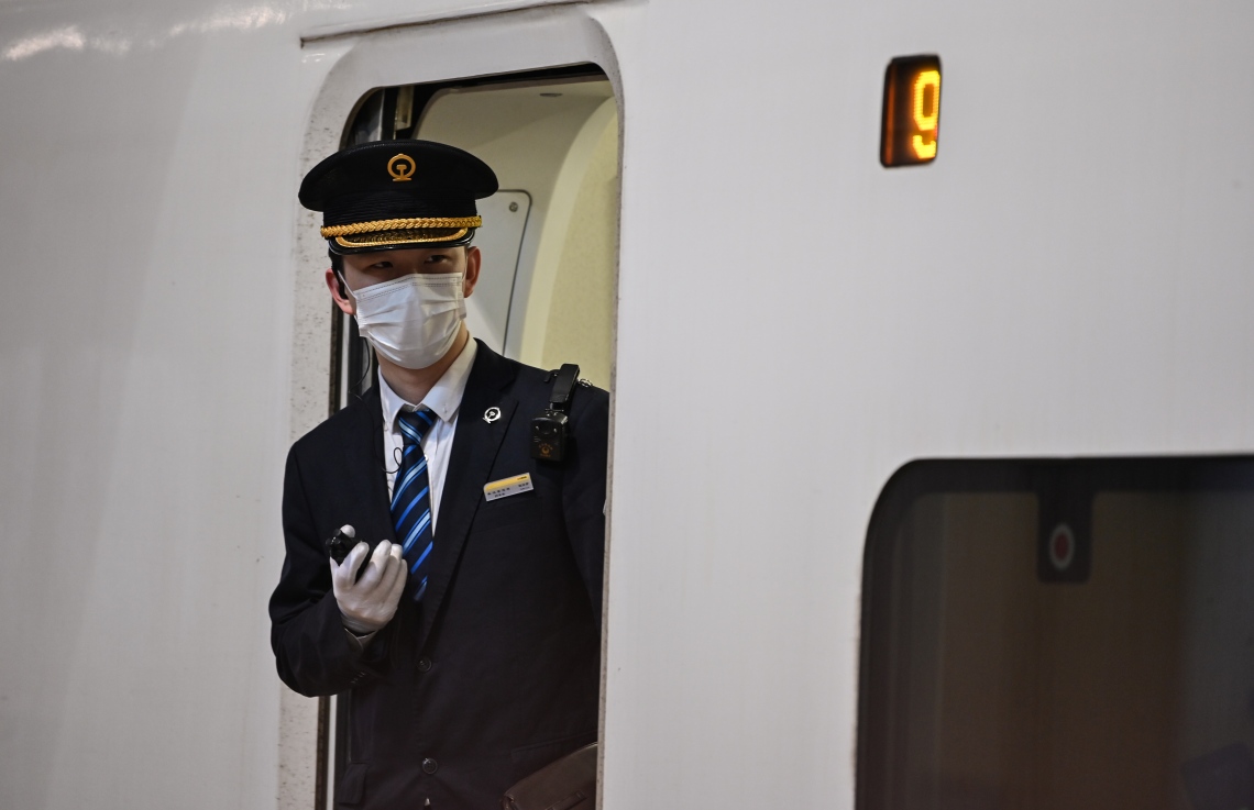 އެޕްރީލް 8، 2020: ވޫހާން - ދެމަހަށް ފަހު ވޫހާން ހުޅުވާލުމުން އެ ސިޓީގެ ހަންކޫ ރޭލް ސްޓޭޝަނުގެ މުވައްޒަފަކު މަޑުކޮށްލައިގެން. --ފޮޓޯ:އޭއެފްޕީ