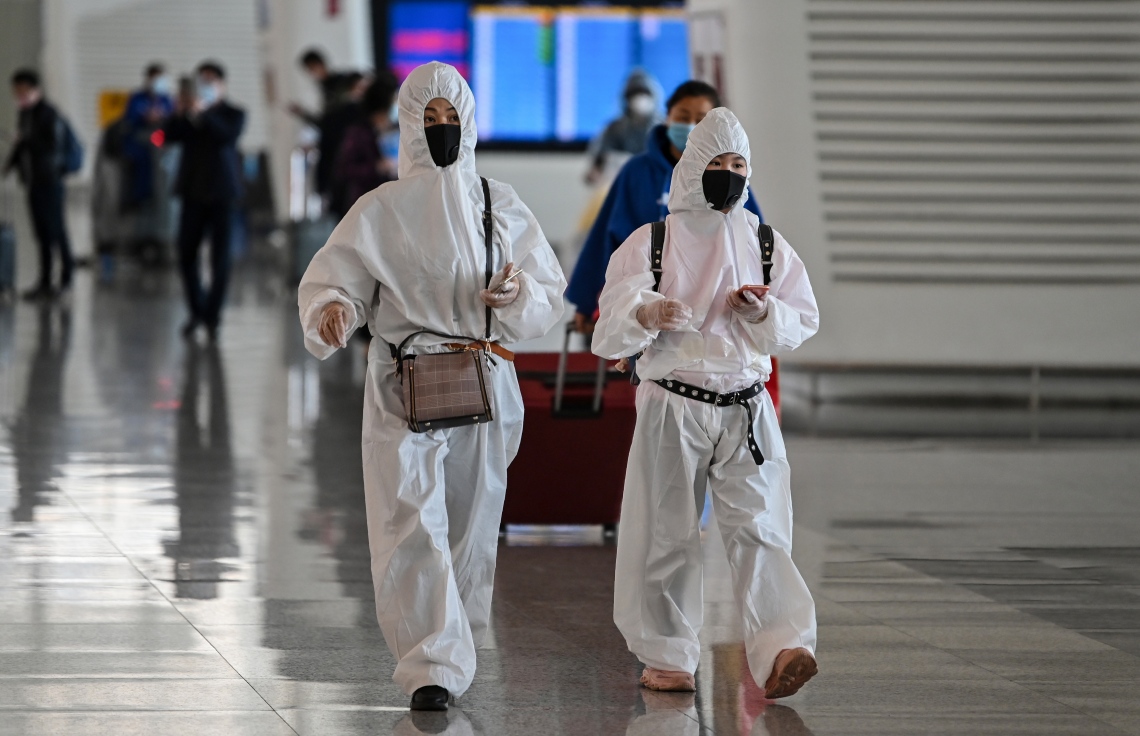 އެޕްރީލް 8، 2020: ވޫހާން - ދެމަހަށް ފަހު ވޫހާން ހުޅުވާލުމުން އެ ސިޓީގެ ޓިއަންހޭ އެއާޕޯޓަށް ބަޔަކު ދަނީ. --ފޮޓޯ:އޭއެފްޕީ