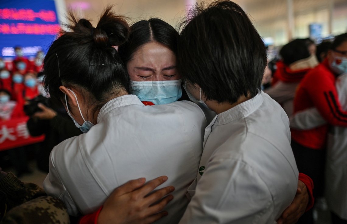 އެޕްރީލް 8، 2020: ވޫހާން - ޗައިނާގެ ވޫހާން ސިޓީގައި މަސައްކަތް ކުރުމަށް ފަހު ޖިލިން ޕްރޮވިންސްގެ ނަރުހެއް (މ) އަމިއްލަ ޕްރޮވިންސަށް ދިއުމުގެ ކުރިން ވޭތުވެދިޔަ ދެ މަހެއްހާ ދުވަހު ވޫހާން ސިޓީގައި އެކުގައި މަސައްކަތް ކުރި ނަރުހަކަށް އަލްވަދާއު ކިޔަނީ. --ފޮޓޯ:އޭއެފްޕީ