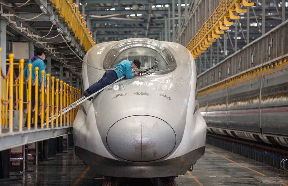 އެޕްރީލް 8، 2020: ވޫހާން - ދެ މަހަށް ފަހު ވޫހާން ސިޓީ ހުޅުވާލުމާ އެކު ބުލެޓް ޓްރޭނެއް ޗެކް ކުރަނީ. --ފޮޓޯ:އޭއެފްޕީ