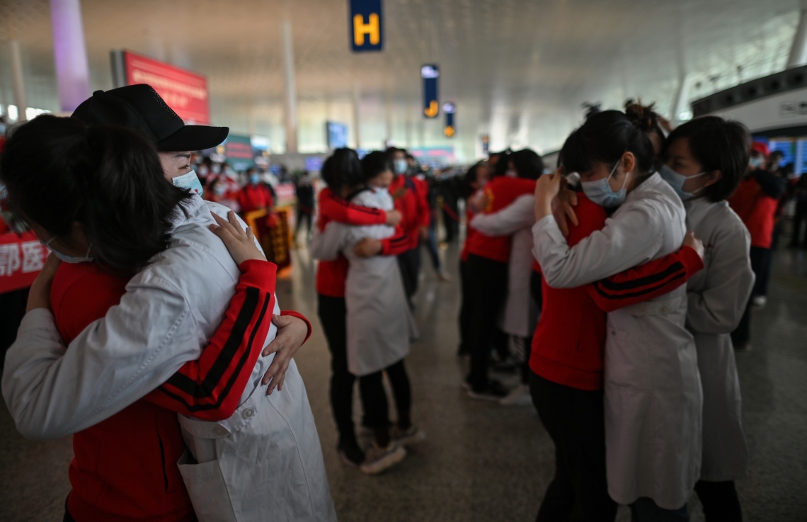 އެޕްރީލް 8، 2020: ވޫހާން - ޗައިނާގެ ވޫހާން ސިޓީގައި މަސައްކަތް ކުރުމަށް ފަހު ޖިލިން ޕްރޮވިންސްގެ ނަރުހުން (ރަތް ކުލައިގައި) އަމިއްލަ ޕްރޮވިންސަށް ދިއުމުގެ ކުރިން ވޭތުވެދިޔަ ދެ މަހެއްހާ ދުވަހު ވޫހާން ސިޓީގައި އެކުގައި މަސައްކަތް ކުރި ނަރުހުންނަށް އަލްވަދާއު ކިޔަނީ. --ފޮޓޯ:އޭއެފްޕީ