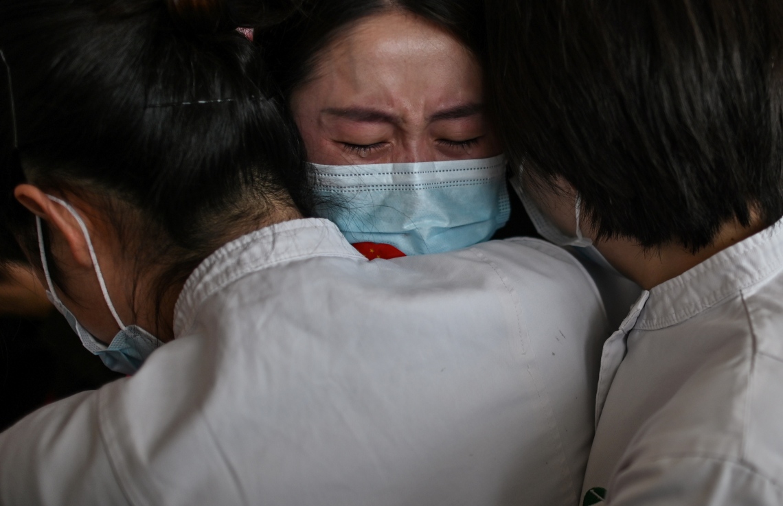 އެޕްރީލް 8، 2020: ވޫހާން - ޗައިނާގެ ވޫހާން ސިޓީގައި މަސައްކަތް ކުރުމަށް ފަހު ޖިލިން ޕްރޮވިންސްގެ ނަރުހެއް (މ) އަމިއްލަ ޕްރޮވިންސަށް ދިއުމުގެ ކުރިން ވޭތުވެދިޔަ ދެ މަހެއްހާ ދުވަހު ވޫހާން ސިޓީގައި އެކުގައި މަސައްކަތް ކުރި ނަރުހަކަށް އަލްވަދާއު ކިޔަނީ. --ފޮޓޯ:އޭއެފްޕީ