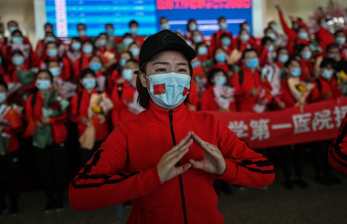 އެޕްރީލް 8، 2020: ވޫހާން - ޗައިނާގެ ވޫހާން ސިޓީގައި މަސައްކަތް ކުރުމަށް ފަހު ޖިލިން ޕްރޮވިންސްގެ ނަރުހެއް އަމިއްލަ ޕްރޮވިންސަށް ދިއުމުގެ ކުރިން އަލްވަދާއު ކިޔަނީ. --ފޮޓޯ:އޭއެފްޕީ