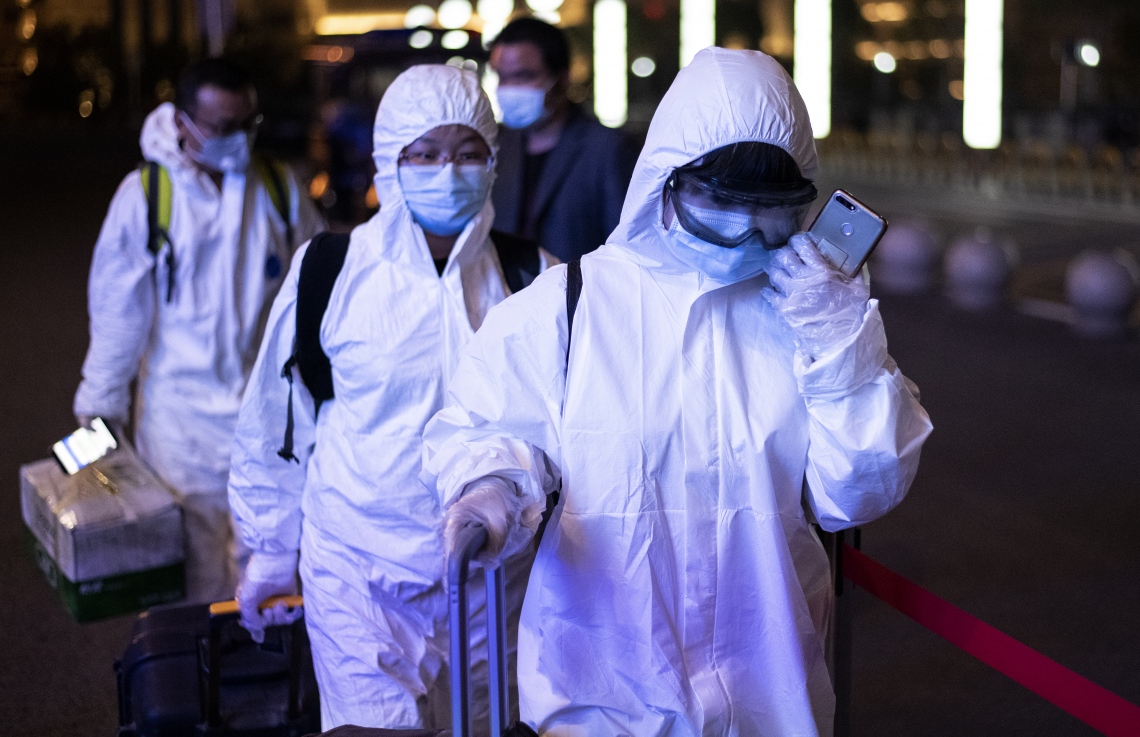 އެޕްރީލް 8، 2020: ވޫހާން - ދެމަހަށް ފަހު ވޫހާން ހުޅުވާލުމުން އެ ސިޓީގެ ރޭލް ސްޓޭޝަނަށް ހަޒްމަތު ސޫޓުގައި ތިބި ބަޔަކު ދަނީ. --ފޮޓޯ:އޭއެފްޕީ