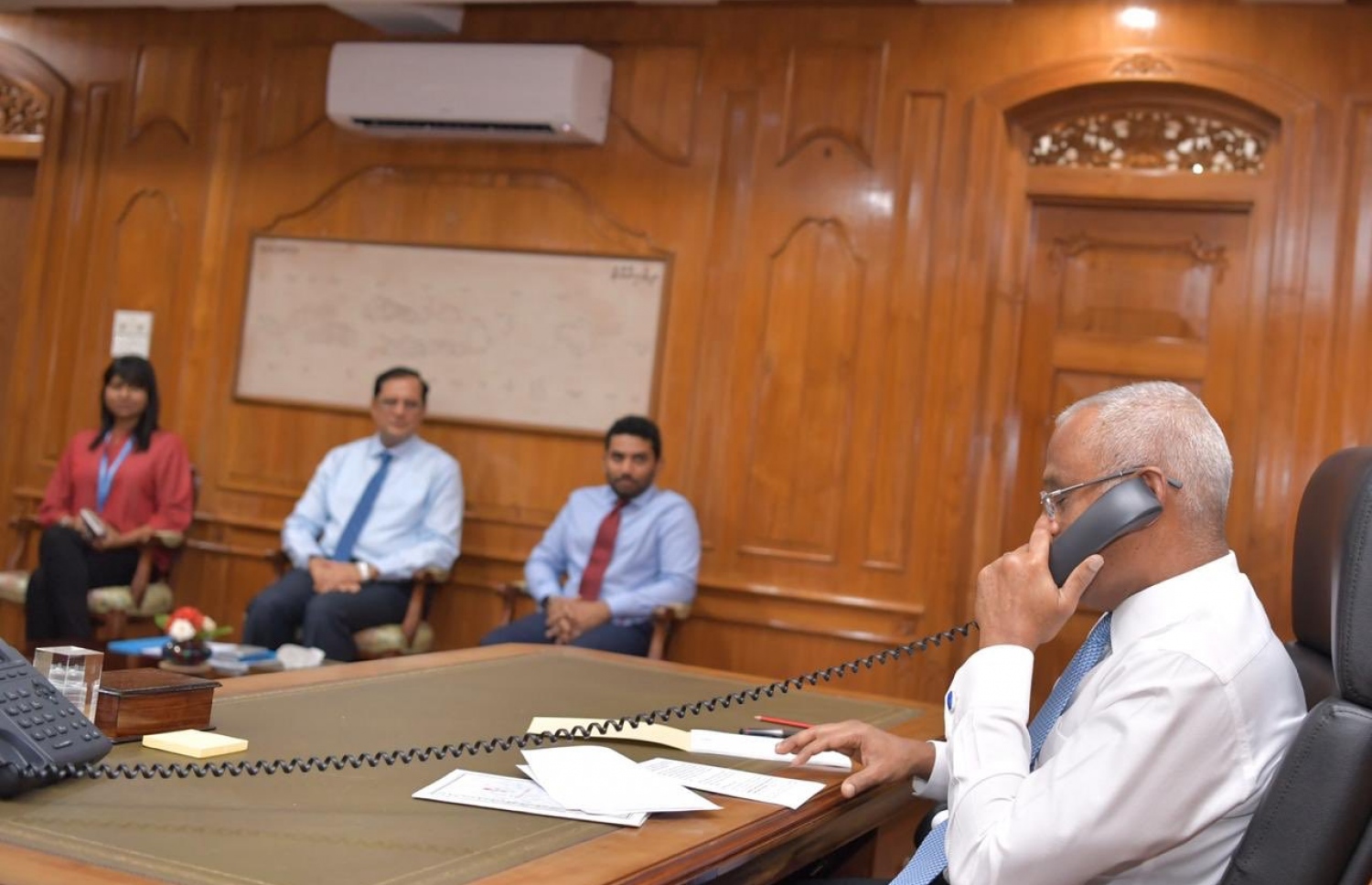 ރައީސް އިބްރާހިމް މުހައްމަދު ސޯލިހު، ޑަބްލިއުއެޗްއޯގެ ޑިރެކްޓަ ޖެނެރަލް ޓެޑްރޯސްއާ މިއަދު ވާހަކަފުޅު ދައްކަވާއިރު، ހެލްތު މިނިސްޓަރު އަމީނާއި އެ ޖަމާއަތުގެ ފަރާތުން ރާއްޖޭގައި ހުންނަވާ މަންދޫބު އަރްވިންދު އަރިހުގައި.---ފޮޓޯ: ހެލްތު މިނިސްޓްރީ