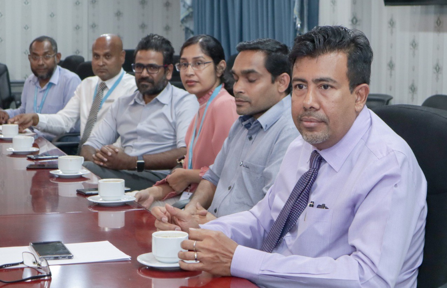 ހެލްތު މިނިސްޓަރު އަމީނާ އެކު ބޭއްވި ޓެގްގެ ބައްދަލުވުމެއްގައި ޑރ. އަލީ ލަތީފާއި އެ ކޮމިޓީގެ ބައެއް އެހެން ޑޮކްޓަރުން ބައިވެރިވެވަޑައިގަންނަވަނީ.---ފޮޓޯ: ހެލްތު މިނިސްޓްރީ