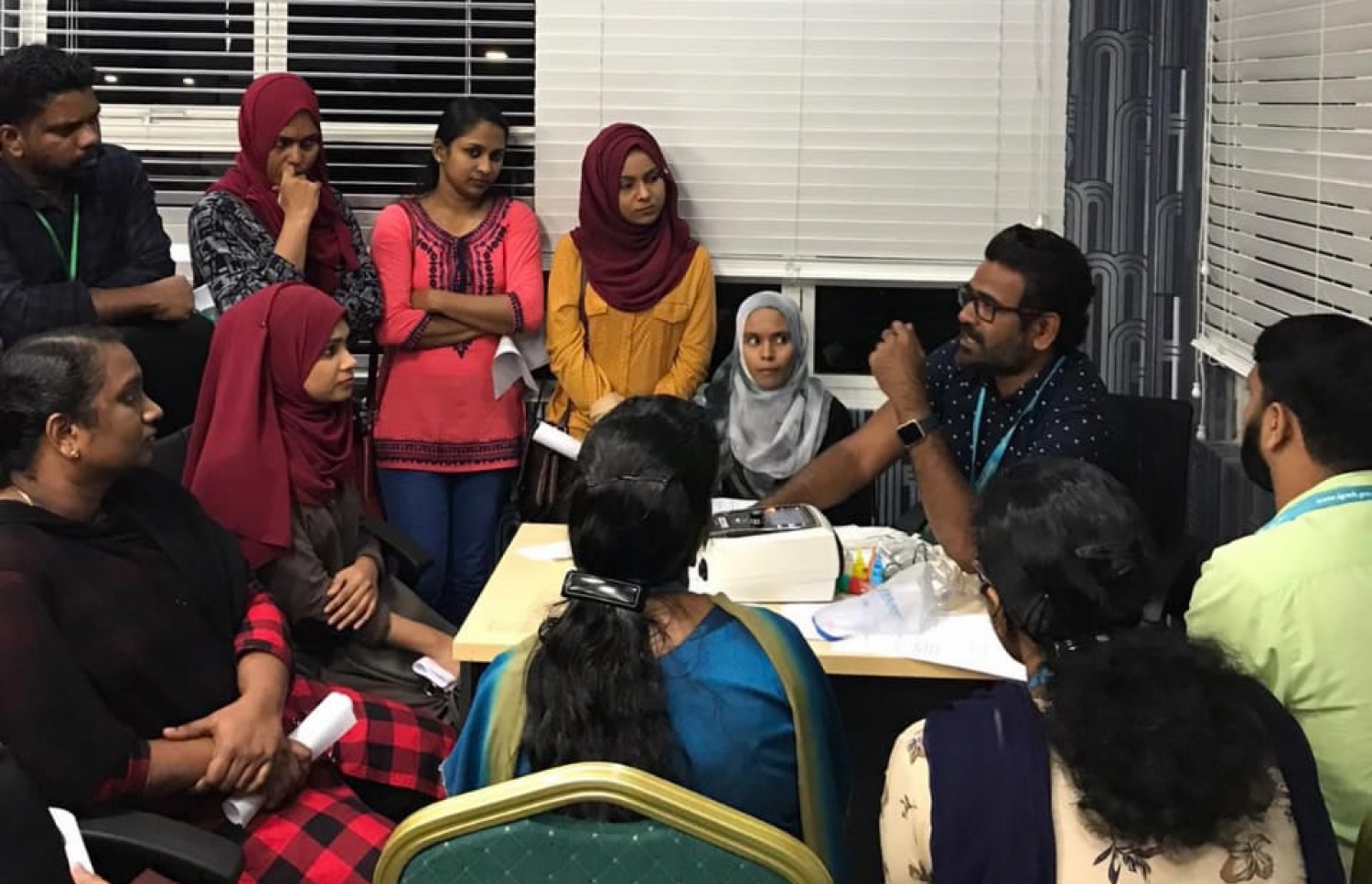 ޑރ. މޫސަ، އައިޖީއެމްއެޗުގެ މުވައްޒަފުންތަކަކަށް ކްރިޓިކަލް ކެއާގެ ތަމްރީނުތައް ދެއްވަނީ.