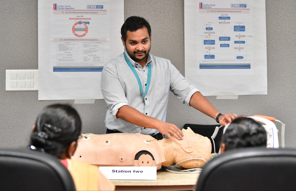 މާލެ- އޭޕްރިލް 9، 2020- ކްރިޓިކަލް ކެއާ އަށް ޑޮކްޓަރުންނާއި ނަރުހުން ތަމްރީން ކުރުމަށް އައިޖީއެމްއެޗުގައި ކުރިއަށް ގެންދާ ޕްރޮގްރާމްގެ ބައިވެރިންނަށް، ހޭނެތިފައިވާ މީހަކު ހޮސްޕިޓަލަށް ގެންގޮސްފި ނަމަ އަމަލު ކުރާނެ ގޮތް ޑރ. މިފްތާހް ކިޔައި ދެއްވަނީ.---ފޮޓޯ: ނިޝާން އަލީ/މިހާރު