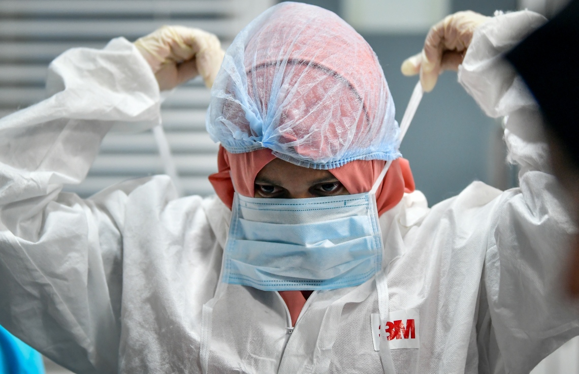 މާލެ- އޭޕްރިލް 9، 2020- ކްރިޓިކަލް ކެއާ އަށް ޑޮކްޓަރުންނާއި ނަރުހުން ތަމްރީން ކުރުމަށް އައިޖީއެމްއެޗުގައި ކުރިއަށް ގެންދާ ޕްރޮގްރާމްގެ ތެރެއިން ސިއްހީ ދާއިރާގެ މީހުންގެ ޕާސަނަލް ޕްރޮޓެކްޓިވް އިކުއިޕްމަންޓްސް (ޕީޕީއީ) ބޭނުންކުރާނެ ގޮތް ދައްކާލަނީ.---ފޮޓޯ: ނިޝާން އަލީ/މިހާރު