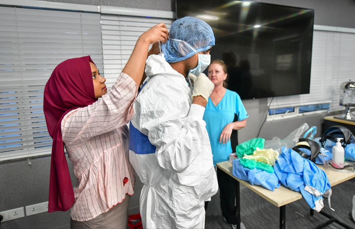 މާލެ- އޭޕްރިލް 9، 2020- ކްރިޓިކަލް ކެއާ އަށް ޑޮކްޓަރުންނާއި ނަރުހުން ތަމްރީން ކުރުމަށް އައިޖީއެމްއެޗުގައި ކުރިއަށް ގެންދާ ޕްރޮގްރާމްގެ ތެރެއިން ސިއްހީ ދާއިރާގެ މީހުންގެ ޕާސަނަލް ޕްރޮޓެކްޓިވް އިކުއިޕްމަންޓްސް (ޕީޕީއީ) ބޭނުންކުރާނެ ގޮތް، އެ ހޮސްޕިޓަލްގެ އައިސީޔޫގައި މަސައްކަތް ކުރާ ނަރުހަކު ދަސްކޮށްދެނީ.---ފޮޓޯ: ނިޝާން އަލީ/މިހާރު