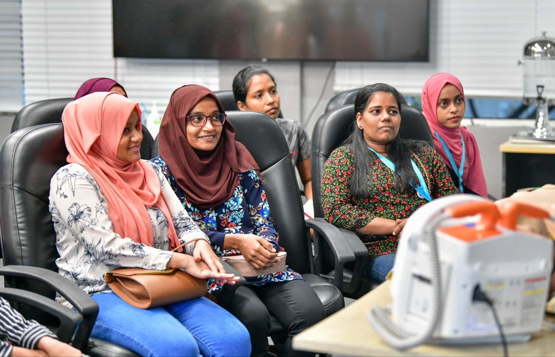 މާލެ- އޭޕްރިލް 9، 2020- ކްރިޓިކަލް ކެއާ އަށް ޑޮކްޓަރުންނާއި ނަރުހުން ތަމްރީން ކުރުމަށް އައިޖީއެމްއެޗުގައި މިހާރު ކުރިއަށް ގެންދާ ޕްރޮގްރާމްގެ ބައެއް ބައިވެރިން: މިހާތަނަށް 400 އަށް ވުރެ ގިނަ ޑޮކްޓަރުންނާއި ނަރުހުންނަށް މި ތަމްރީން ވަނީ ދީފައި.---ފޮޓޯ: ނިޝާން އަލީ/މިހާރު