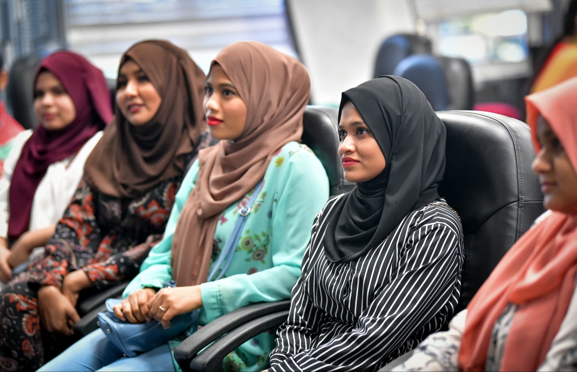 މާލެ- އޭޕްރިލް 9، 2020- ކްރިޓިކަލް ކެއާ އަށް ޑޮކްޓަރުންނާއި ނަރުހުން ތަމްރީން ކުރުމަށް އައިޖީއެމްއެޗުގައި މިހާރު ކުރިއަށް ގެންދާ ޕްރޮގްރާމްގެ ބައެއް ބައިވެރިން: މިހާތަނަށް 400 އަށް ވުރެ ގިނަ ޑޮކްޓަރުންނާއި ނަރުހުންނަށް މި ތަމްރީން ވަނީ ދީފައި.---ފޮޓޯ: ނިޝާން އަލީ/މިހާރު