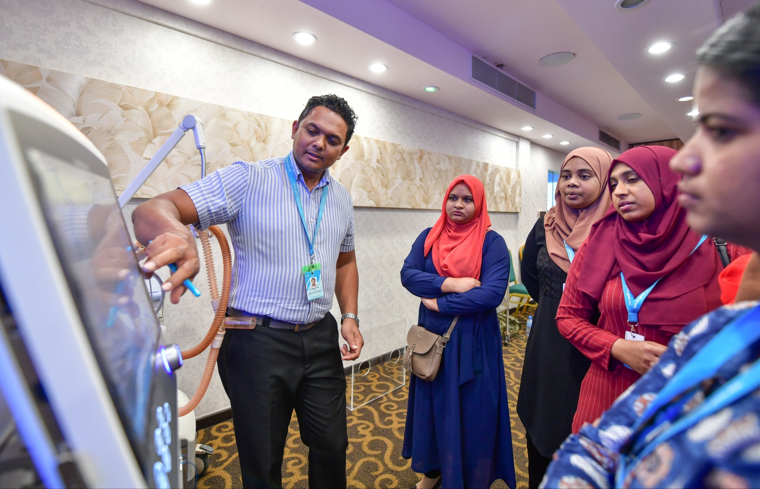 އައިޖީއެމްއެޗްގެ ނަރުހުންތަކަށް ކްރިޓިކަލް ކެއާގެ ތަމްރީނުތައް ދެއްވަނީ: އެ ހޮސްޕިޓަލުގައި 500 އަށްވުރެ ގިނަ ދިވެހި ނަރުހުން މަސައްކަތްކުރޭ.-- ފޮޓޯ: ނިޝާން އަލީ/މިހާރު