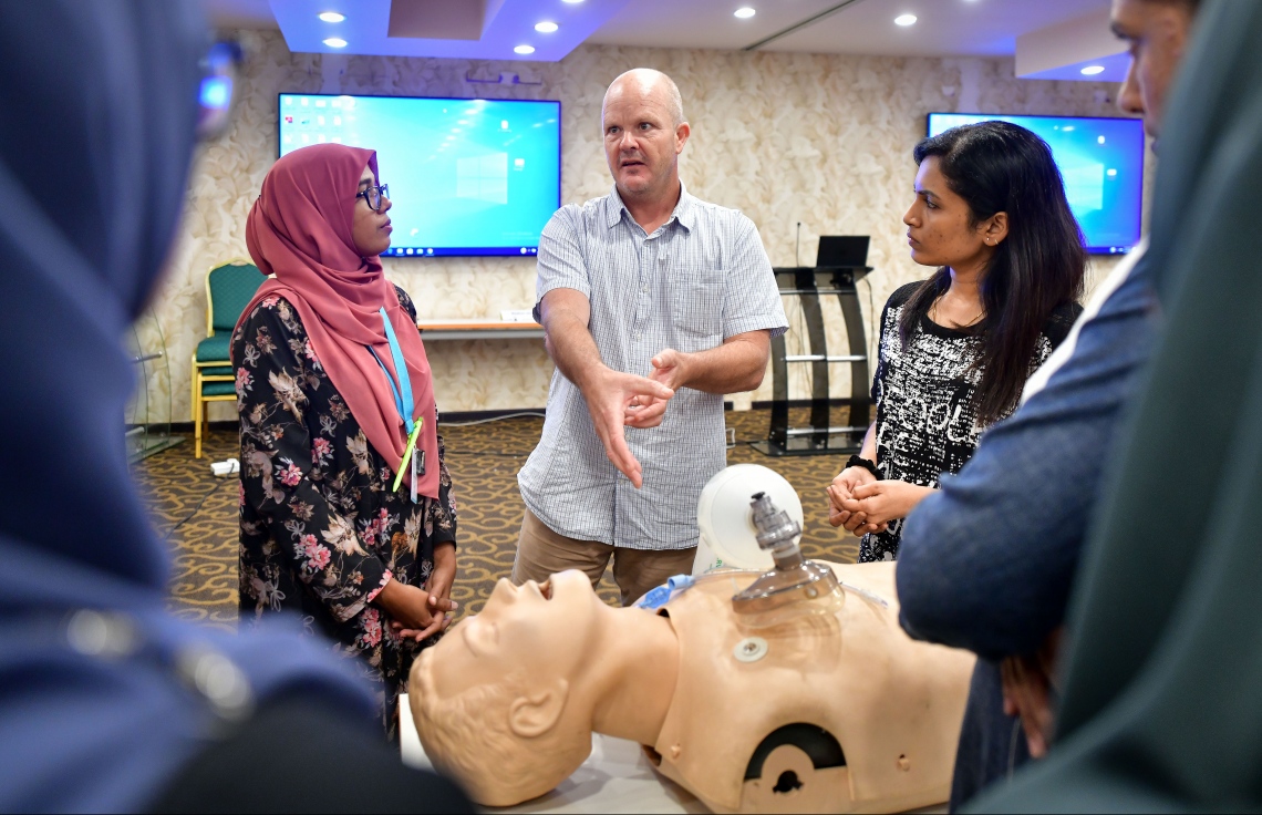 މާލެ- އޭޕްރިލް 9، 2020- ކްރިޓިކަލް ކެއާ އަށް ޑޮކްޓަރުންނާއި ނަރުހުން ތަމްރީން ކުރުމަށް އައިޖީއެމްއެޗުގައި މިހާރު ކުރިއަށް ގެންދާ ޕްރޮގްރާމްގެ ތެރެއިން: މިހާތަނަށް 400 އަށް ވުރެ ގިނަ ޑޮކްޓަރުންނާއި ނަރުހުންނަށް މި ތަމްރީން ވަނީ ދީފައި.---ފޮޓޯ: ނިޝާން އަލީ/މިހާރު