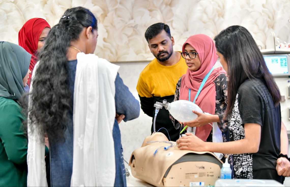 މާލެ- އޭޕްރިލް 9، 2020- ކްރިޓިކަލް ކެއާ އަށް ޑޮކްޓަރުންނާއި ނަރުހުން ތަމްރީން ކުރުމަށް އައިޖީއެމްއެޗުގައި މިހާރު ކުރިއަށް ގެންދާ ޕްރޮގްރާމްގެ ތެރެއިން: މިހާތަނަށް 400 އަށް ވުރެ ގިނަ ޑޮކްޓަރުންނާއި ނަރުހުންނަށް މި ތަމްރީން ވަނީ ދީފައި.---ފޮޓޯ: ނިޝާން އަލީ/މިހާރު