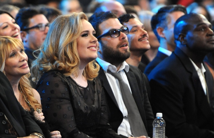 އަޑެލް ކުރީގެ ފިރިމީހާއާ އެކު އުޅުނު ގެ ވިއްކާލައިފި