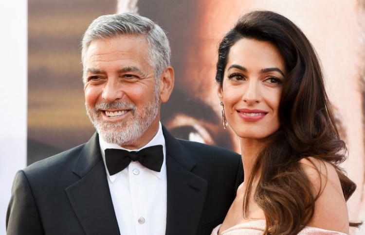 ކްލޫނީގެ ދެމަފިރިންގެ ފަރާތުން އެއް މިލިއަން ޑޮލަރު