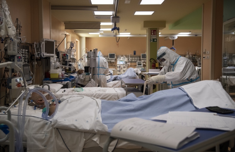 އިޓަލީގެ ޓިއުރިންގެ މާރިއާ ޕިއާ ހޮސްޕިޓަލުގެ އައިސީޔޫގައި އޮތް ބަލި މީހެއްގެ ހާލު ޑޮކްޓަރަކު ބަލަނީ: ރާއްޖޭގައި ބަލި ފެތުރިއްޖެ ނަމަ 45 ވަނަ ދުވަހު 5.000 މީހުން ޕޮޒިޓިވްވާނެ ކަމަށް ވަނީ ލަފާކޮށްފައި.