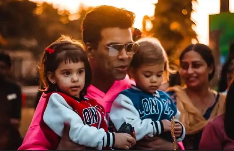 ކަރަން ދެ ކުދިންނާ އެކު.