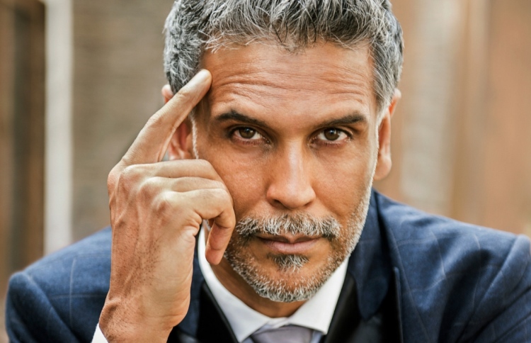 މިލިންދު ހުރީ ލިބޭ ކޮންމެ ރޯލެއް ކުޅެން ތައްޔާރަށް