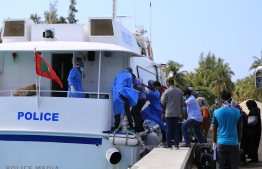Police transfer Maldivians who returned from Trivandrum, India in April 2020 to quarantine centres. FILE PHOTO/POLICE