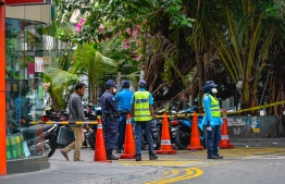 މާލެ އިން ކޮރޯނާވައިރަހަށް ފުރަތަމަ މިއަދު ޕޮޒިޓިވްވި މީހާގެ ހިމެނޭ ސަރަހައްދު ބަންދުކޮށްގެން ފުލުހުން މިއަދު ހަރަކާތްތެރިވަނީ.---ފޮޓޯ: އަހުމަދު އަވްޝަން/މިހާރު