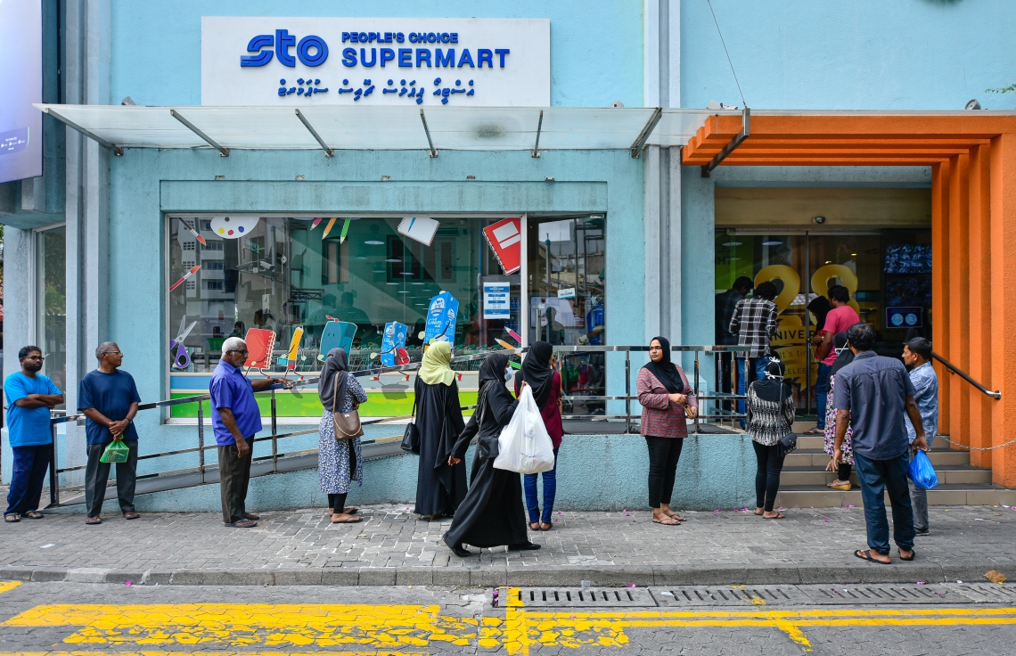 ލޮކްޑއުންގެ ބިރާއެކު އެސްޓީޢޯ ސުޕަމާޓުގައި މުދާ ގަންނަން މީހުން ކިޔޫ ހަދައިގެން-- ފޮޓޯ: އަހުމަދު އައުޝަން އިލްޔާސް