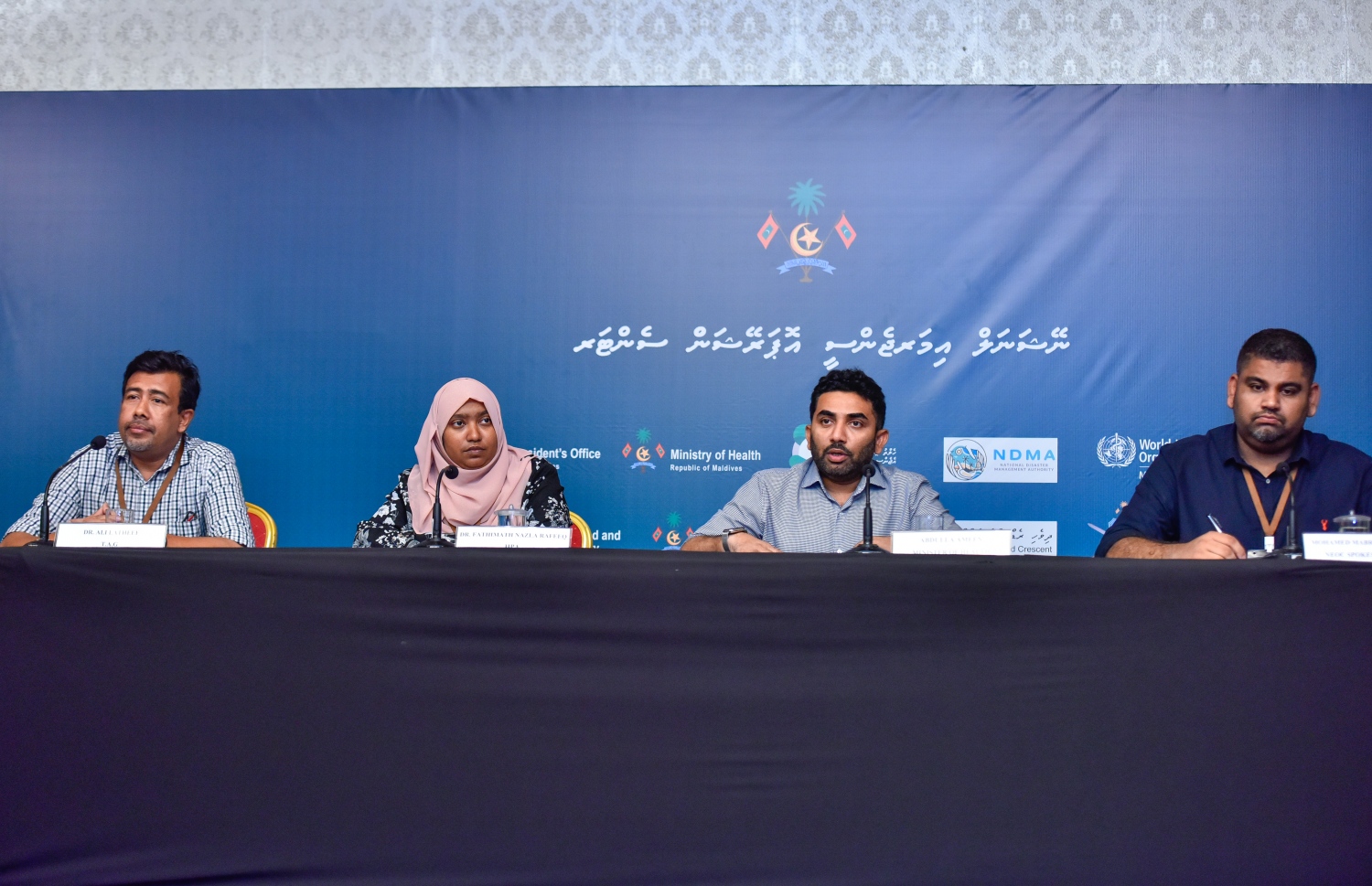 މާލެތެރޭގައި ވައިރަސް ފެތުރިދާނެ ކަމުގެ ބިރު އޮތުމާއެކު އަޅާ ފިޔަވަޅުތަކާ ގުޅޭ ގޮތުން ނޫސްވެރިންނާ ވާހަކަ ދައްކަވަނީ. --ފޮޓޯ/މިހާރު