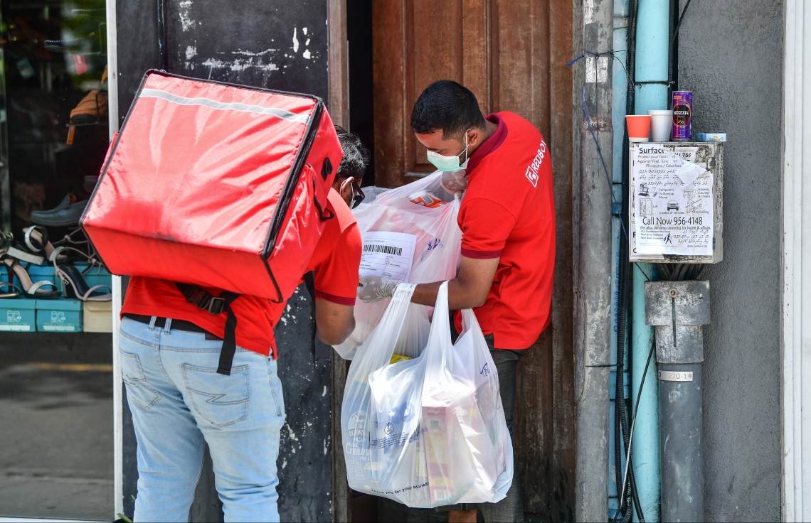 މާލެ- އޭޕްރިލް 16، 2020: މާލޭގެ ގެ އަކަށް ފިހާރަ އަކުން ތަކެތި ގެންގޮސްދެނީ، ގިނަ ފިހާރަތަކުން އޮންލައިން ވިޔަފާރީގެ ހިދުމަތާއި ޑެލިވަރީގެ ހިދުމަތް ވަނި ދީފައި--. ފޮޓޯ: ނިޝާން އަލީ/މިހާރު