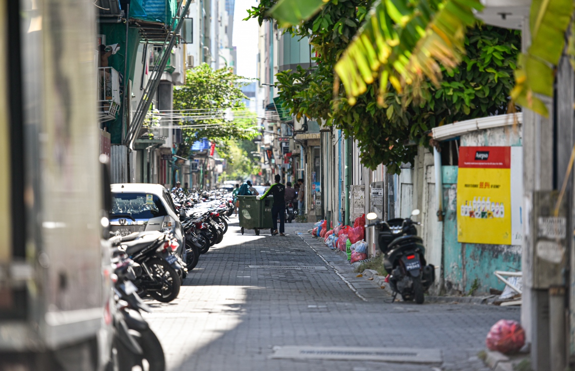 މާލެ: އޭޕްރިލް 18، 2020: މާލެ ސަރަހައްދު ލޮކްޑައުން ކޮށްފައި ވިޔަސް، ޚާއްސަ ފިޔަވަޅުތަކާ އެކު ކުނި އުކުމުގެ ޚިދުމަތް ވެމްކޯ އިން ކުރިއަށް ގެންދިއުމަށް ހަމަޖެހިފާވާއިރު، ވެމްކޯގެ މުވައްޒަފަކު ކުނިއުކުމުގައި.-- ފޮޓޯ: އަހުމަދު އަވްޝަން /މިހާރު