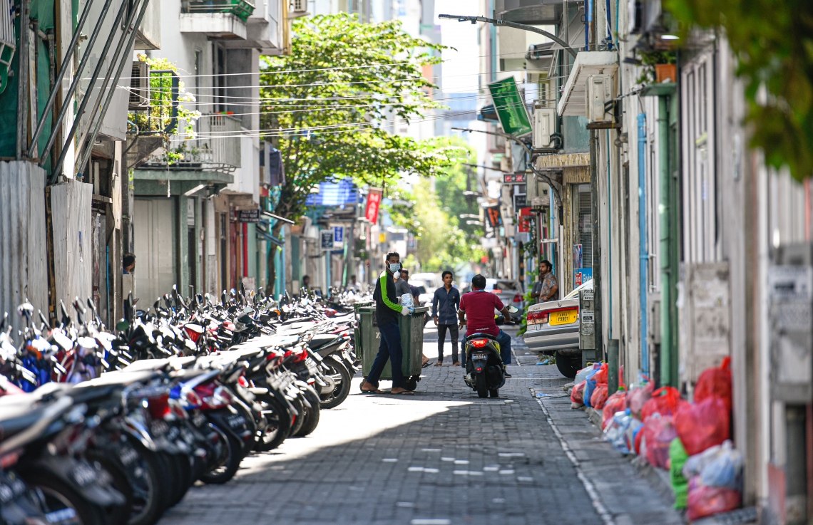 މާލެ: އޭޕްރިލް 18، 2020: މާލެ ސަރަހައްދު ލޮކްޑައުން ކޮށްފައި ވިޔަސް، ޚާއްސަ ފިޔަވަޅުތަކާ އެކު ކުނި އުކުމުގެ ޚިދުމަތް ވެމްކޯ އިން ކުރިއަށް ގެންދިއުމަށް ހަމަޖެހިފާވާއިރު، ވެމްކޯގެ މުވައްޒަފަކު ކުނިއުކުމުގައި.-- ފޮޓޯ: އަހުމަދު އަވްޝަން /މިހާރު