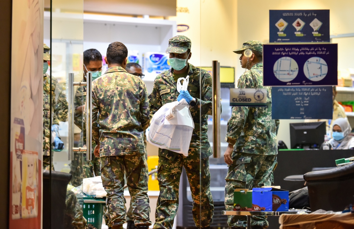 މާލެ: އޭޕްރިލް 17، 2020: އެސްޓީއޯ އިން ގޭގެ އަށް ޑެލިވަކޮށްދޭންޖެހޭ މުދާ ގިނަވެ ބާރުބޮޑުވުމާ އެކު މުދާ އުފުލައިދިނުމަށް ސިފައިން އެސްޓީއޯ ސުޕަމާޓު ތެރޭގައި.-- ފޮޓޯ: އަހުމަދު އަވްޝަން /މިހާރު