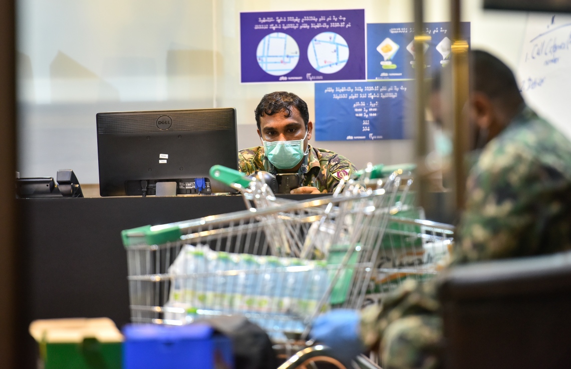 މާލެ: އޭޕްރިލް 17، 2020: އެސްޓީއޯ އިން ގޭގެ އަށް ޑެލިވަކޮށްދޭންޖެހޭ މުދާ ގިނަވެ ބާރުބޮޑުވުމާ އެކު މުދާ އުފުލައިދިނުމަށް ސިފައިން އެސްޓީއޯ ސުޕަމާޓު ތެރޭގައި.-- ފޮޓޯ: އަހުމަދު އަވްޝަން /މިހާރު