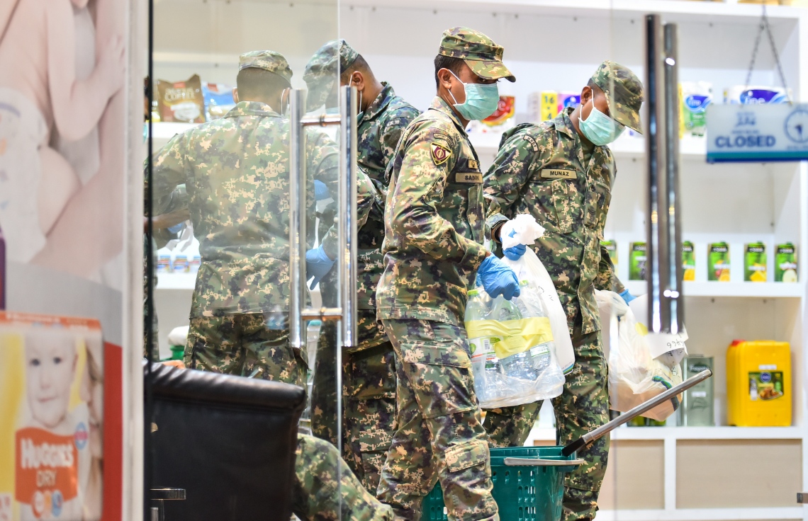 މާލެ: އޭޕްރިލް 17، 2020: އެސްޓީއޯ އިން ގޭގެ އަށް ޑެލިވަކޮށްދޭންޖެހޭ މުދާ ގިނަވެ ބާރުބޮޑުވުމާ އެކު މުދާ އުފުލައިދިނުމަށް ސިފައިން އެސްޓީއޯ ސުޕަމާޓު ތެރޭގައި.-- ފޮޓޯ: އަހުމަދު އަވްޝަން /މިހާރު