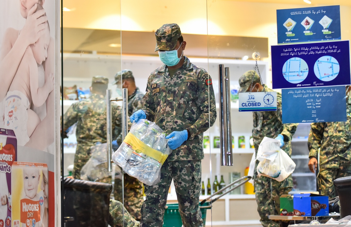 މާލެ: އޭޕްރިލް 17، 2020: އެސްޓީއޯ އިން ގޭގެ އަށް ޑެލިވަކޮށްދޭންޖެހޭ މުދާ ގިނަވެ ބާރުބޮޑުވުމާ އެކު މުދާ އުފުލައިދިނުމަށް ސިފައިން އެސްޓީއޯ ސުޕަމާޓު ތެރޭގައި.-- ފޮޓޯ: އަހުމަދު އަވްޝަން /މިހާރު