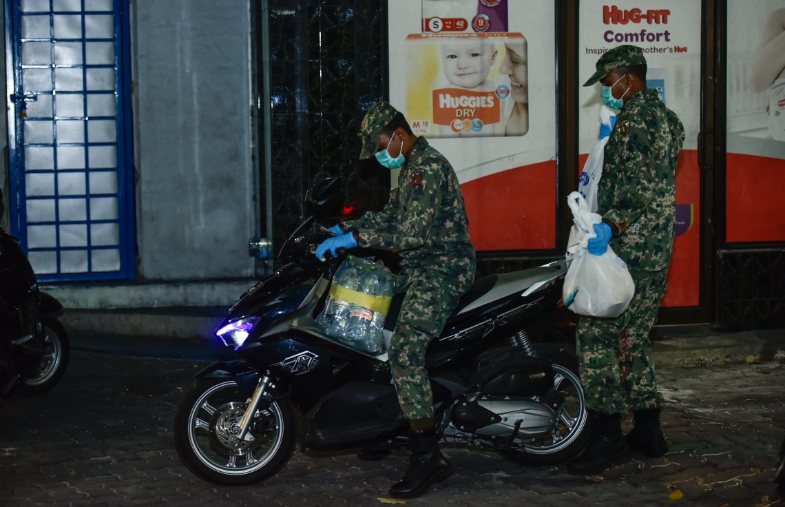 މާލެ: އޭޕްރިލް 17، 2020: އެސްޓީއޯ އިން ގޭގެ އަށް ޑެލިވަކޮށްދޭންޖެހޭ މުދާ ގިނަވެ ބާރުބޮޑުވުމާ އެކު މުދާ އުފުލައިދިނުމަށް ސިފައިން ނުކުނެ ޑެލިވަރީގައި.-- ފޮޓޯ: އަހުމަދު އަވްޝަން /މިހާރު