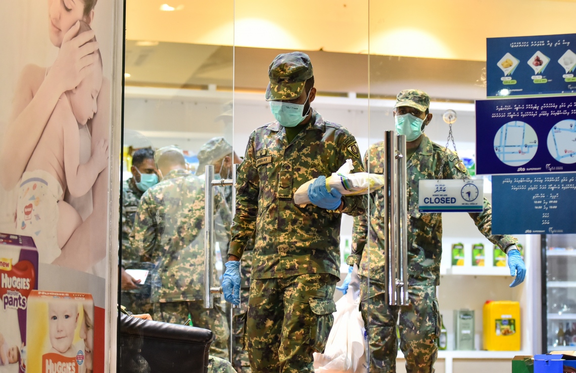 މާލެ: އޭޕްރިލް 17، 2020: އެސްޓީއޯ އިން ގޭގެ އަށް ޑެލިވަކޮށްދޭންޖެހޭ މުދާ ގިނަވެ ބާރުބޮޑުވުމާ އެކު މުދާ އުފުލައިދިނުމަށް ސިފައިން އެސްޓީއޯ ސުޕަމާޓު ތެރޭގައި.-- ފޮޓޯ: އަހުމަދު އަވްޝަން /މިހާރު